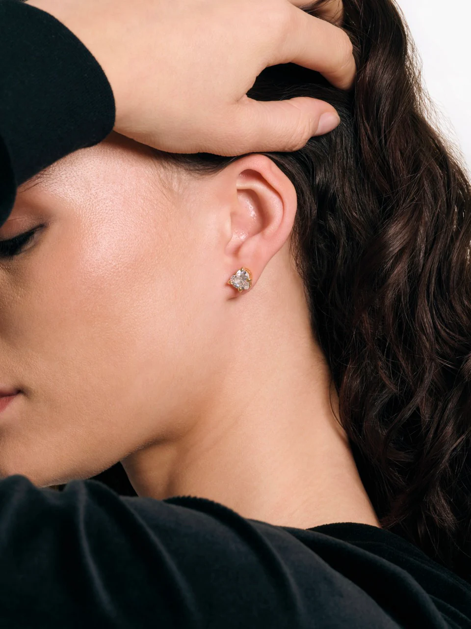 GOLD TONE SOLITAIRE CRYSTAL HEART STUD EARRINGS - Image 2