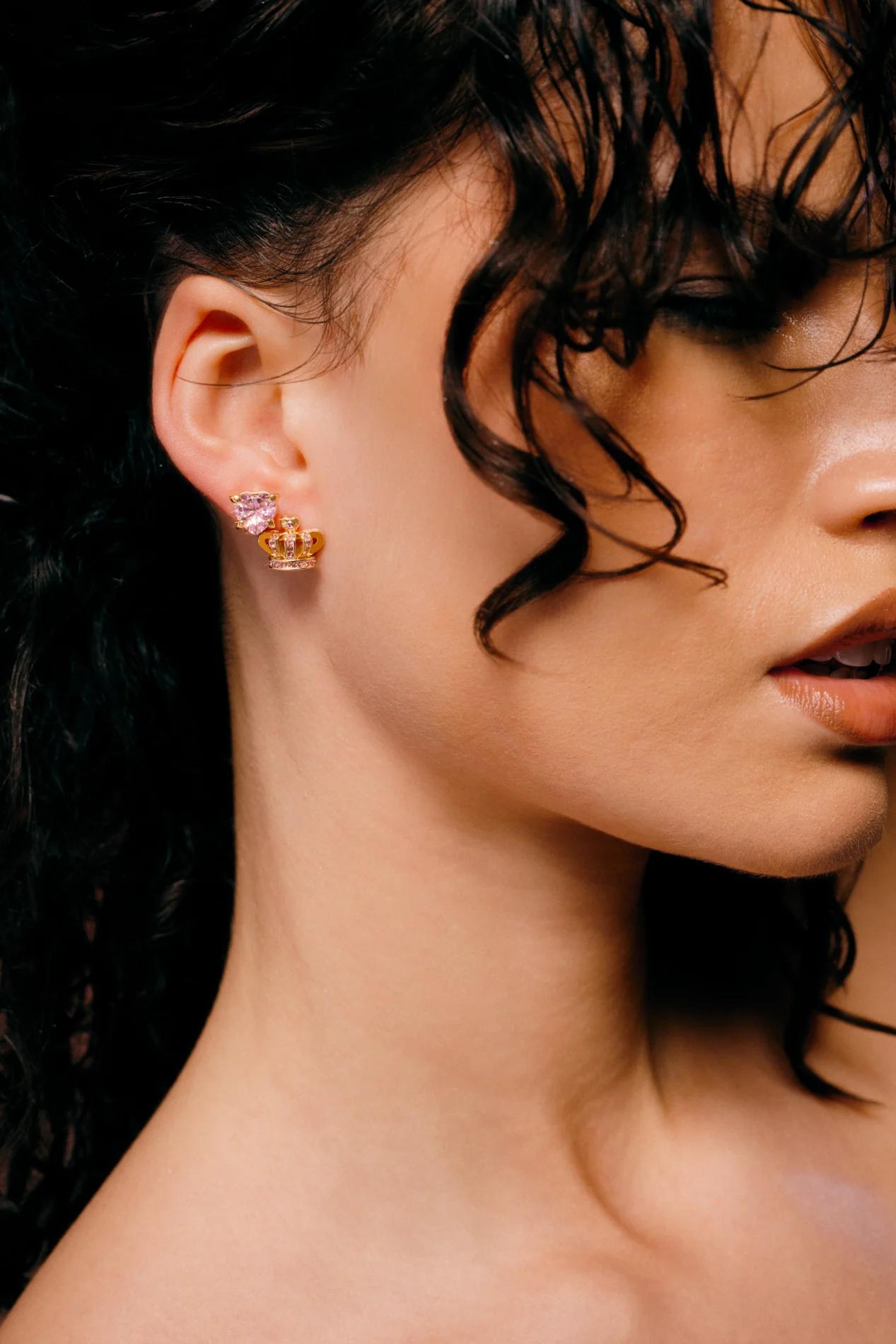 GOLD TONE SOLITAIRE CRYSTAL HEART STUD EARRINGS - Image 6