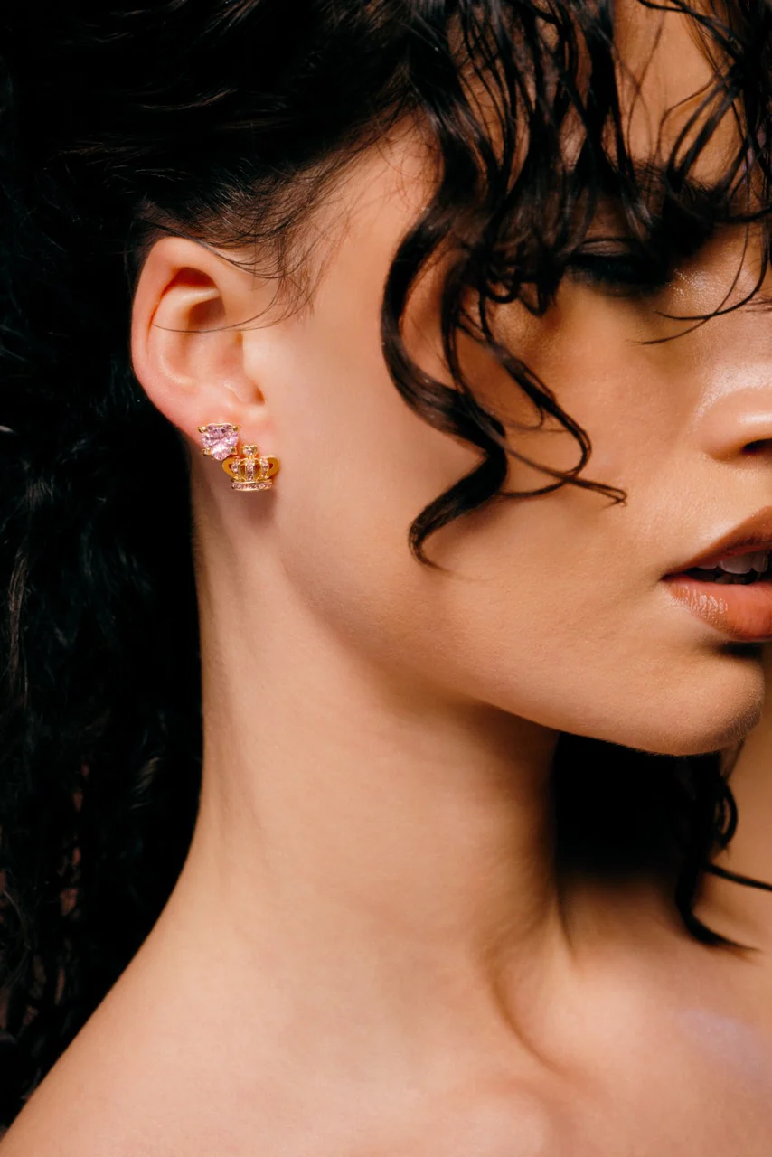 GOLD TONE SOLITAIRE CRYSTAL HEART STUD EARRINGS - Image 2