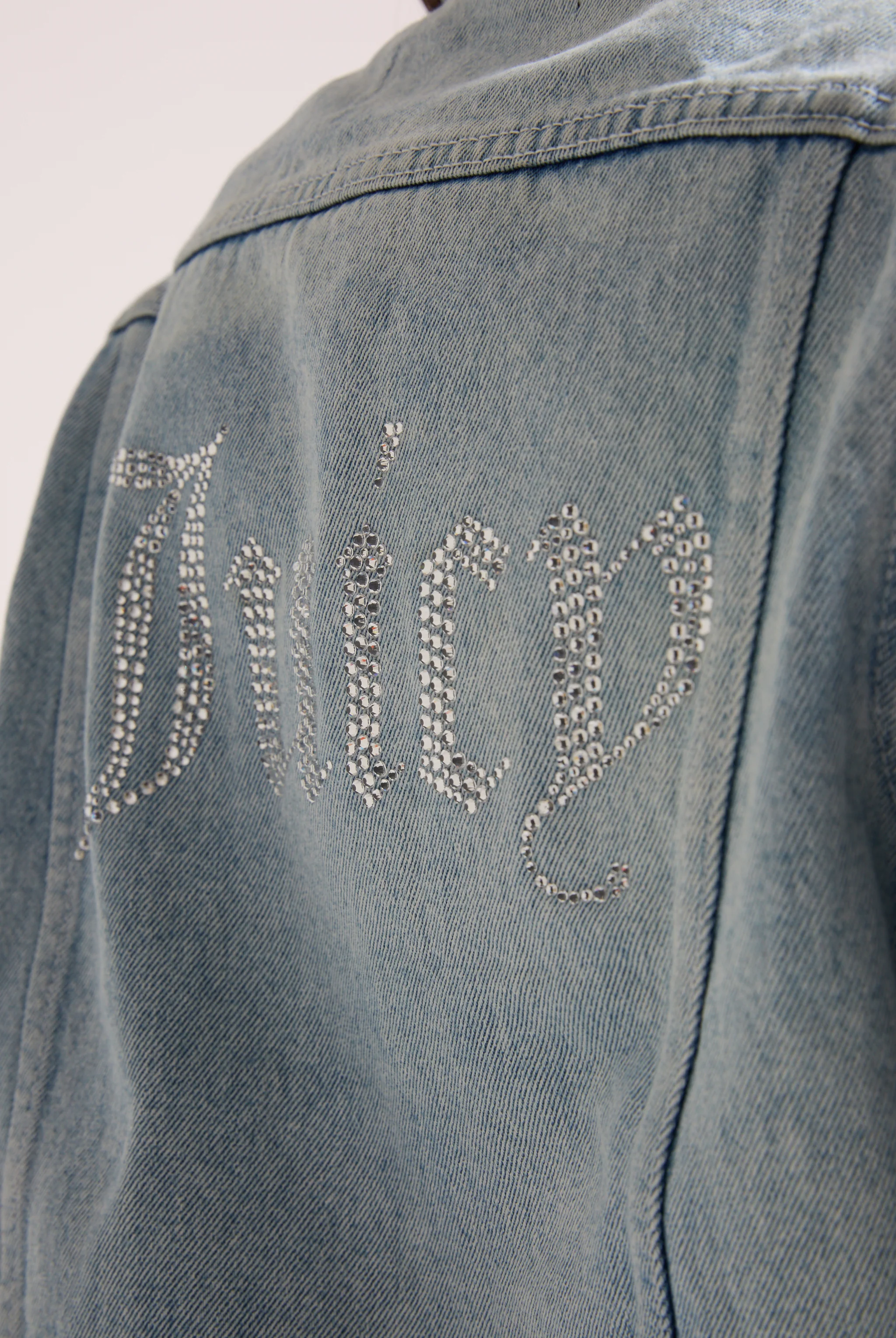LIGHT WASH STRETCH DENIM FITTED JACKET - Image 4