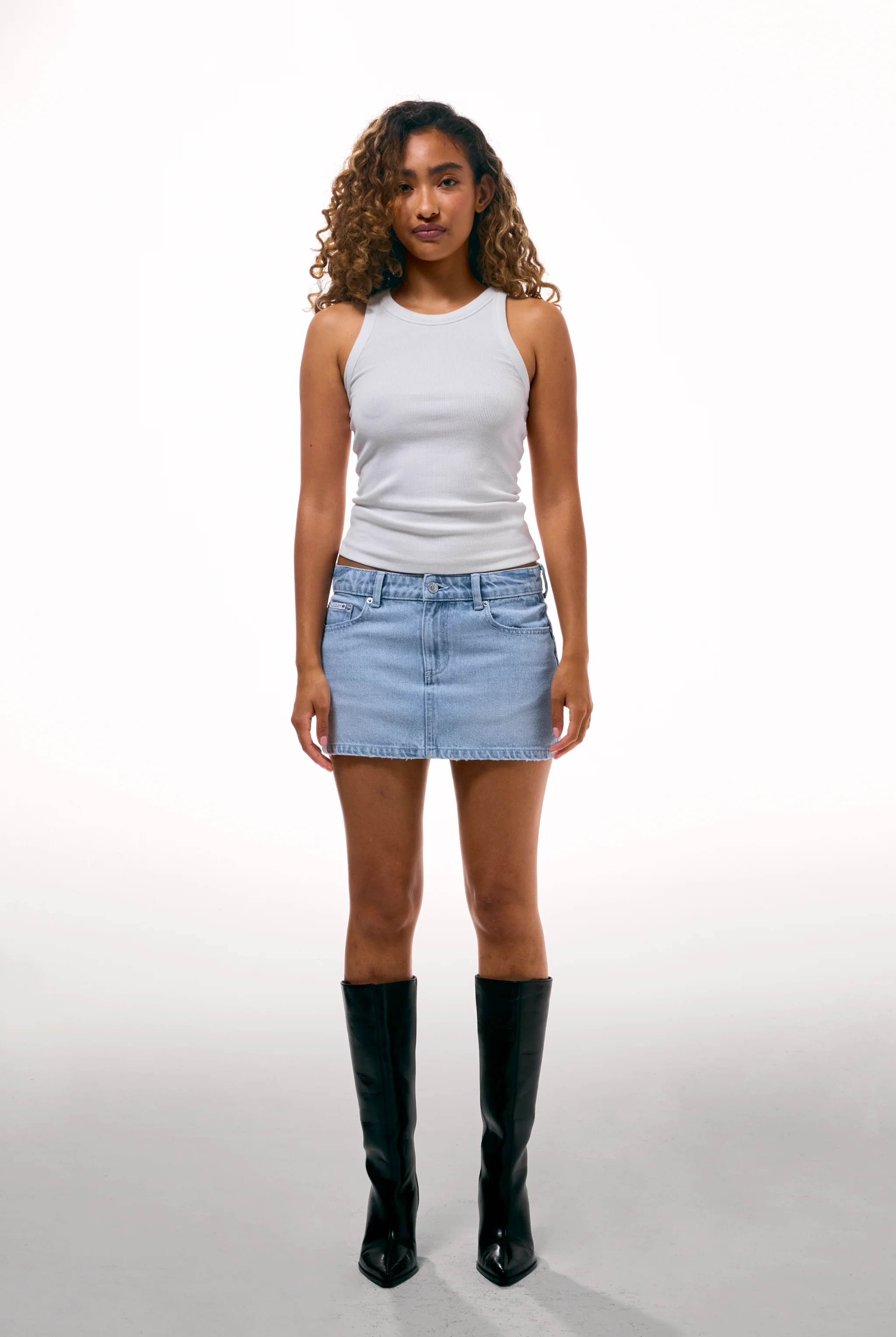 LIGHT WASH DENIM DOG CREST MINI SKIRT - Image 11