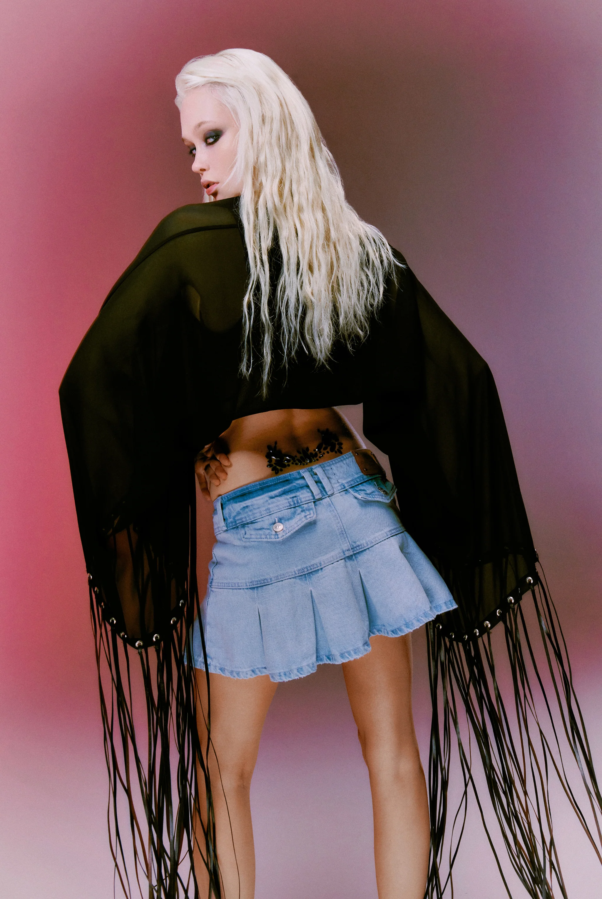 LIGHT WASH DENIM PLEATED MINI SKIRT - Image 3