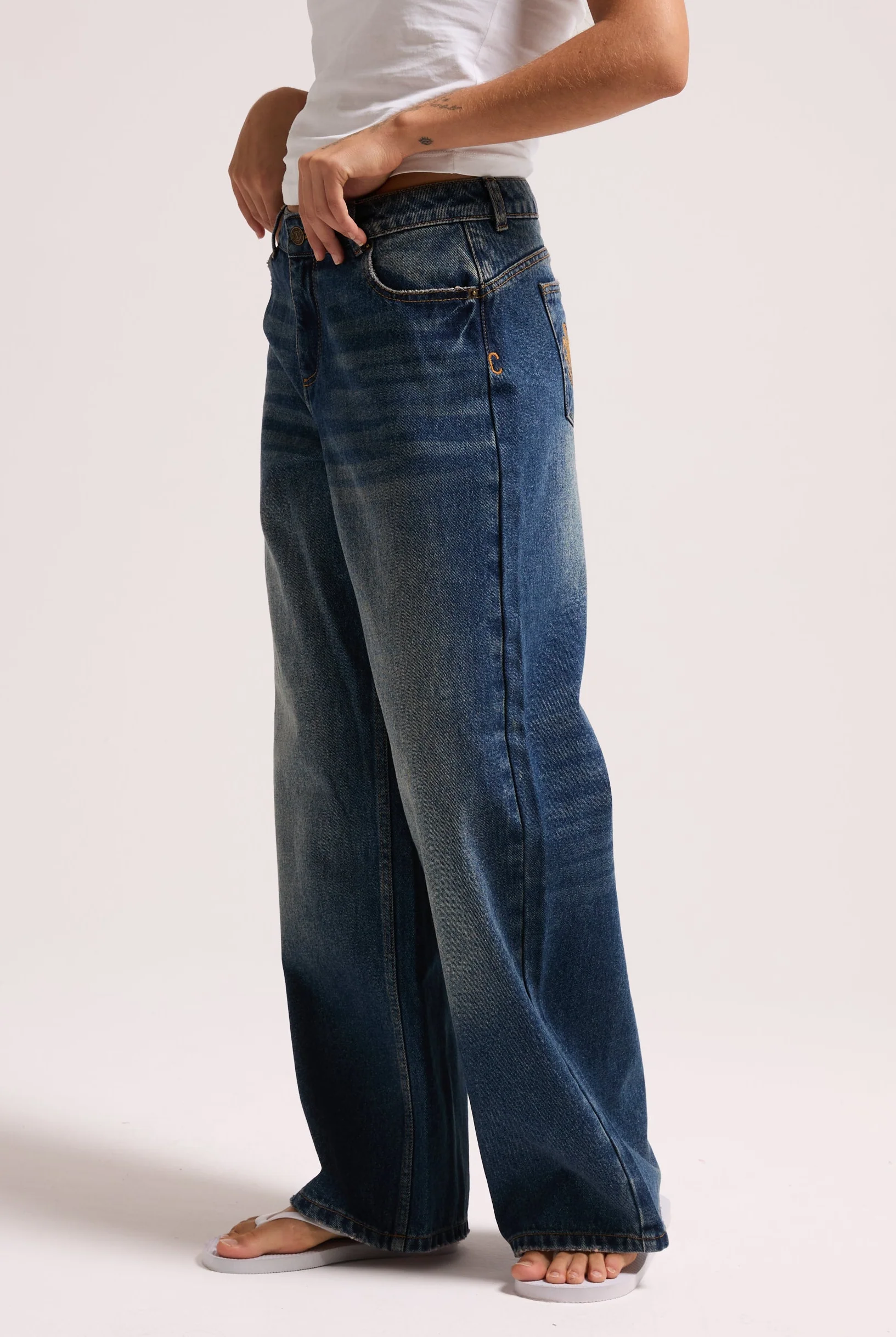 VINTAGE WASH MID RISE WIDE LEG JEAN - Image 7
